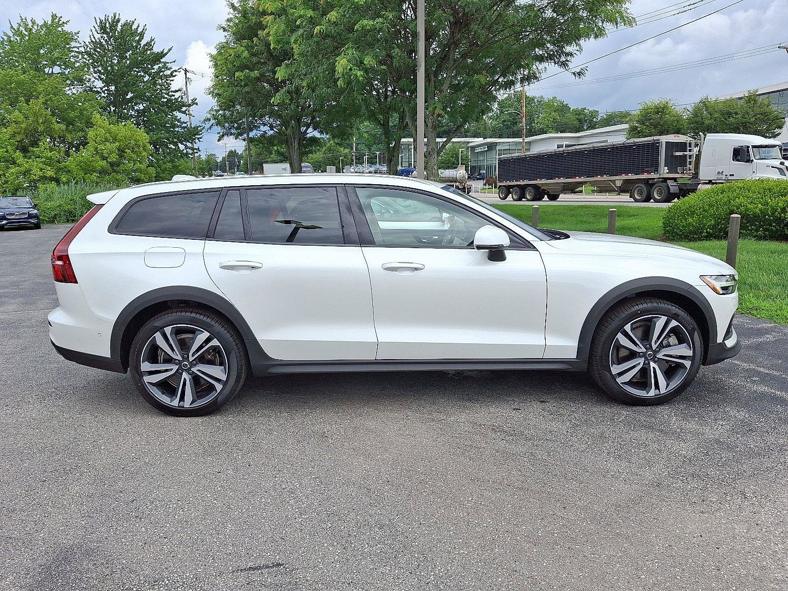 Certified 2024 Volvo V60 B5 Cross Country Plus w/ Protection Package Premier image 7