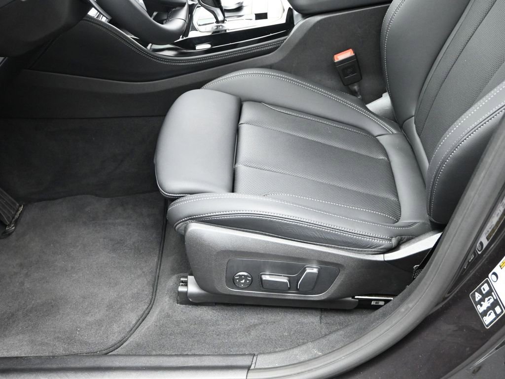 Used 2025 BMW X4 xDrive30i image 12