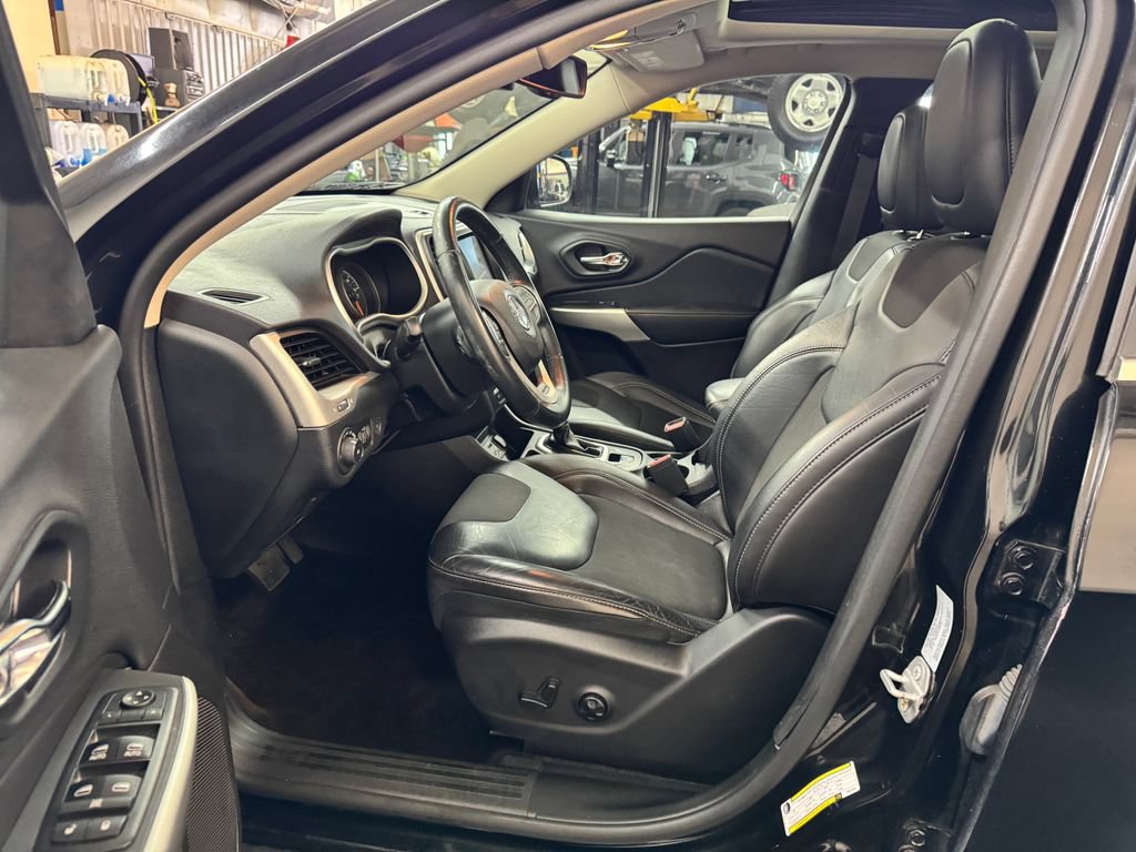 Used 2018 Jeep Cherokee Latitude Plus w/ Comfort/Convenience Group FWD image 14