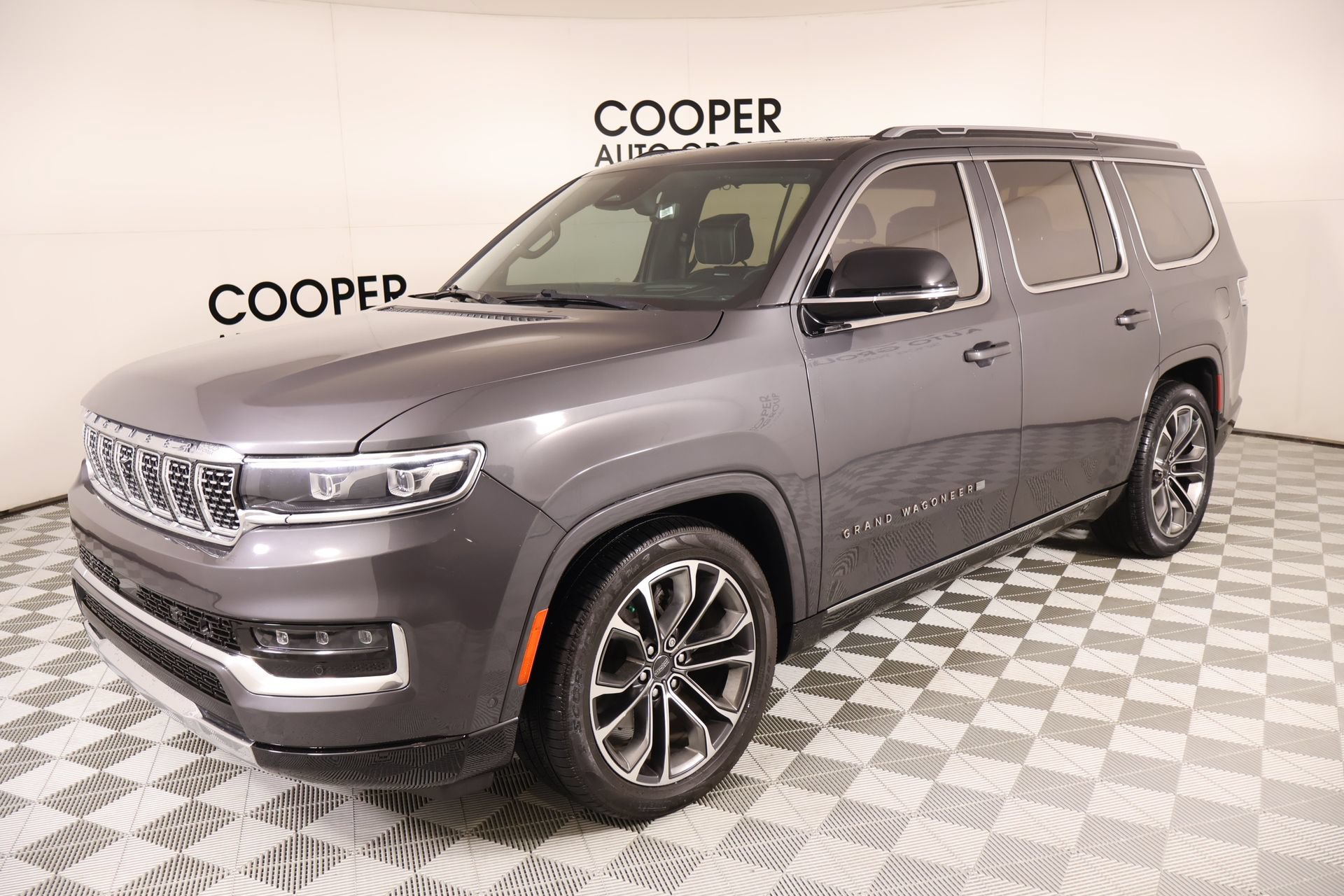 Used 2023 Jeep Grand Wagoneer Series III AWD/4WD image 11