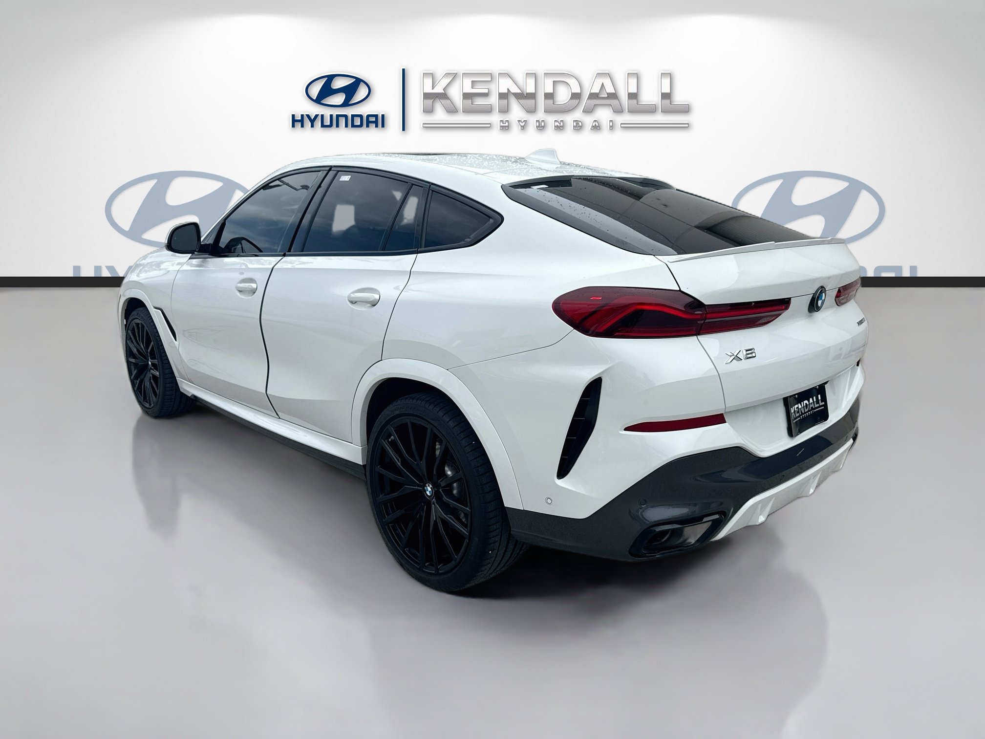 Used 2023 BMW X6 xDrive40i w/ M Sport Package AWD/4WD image 4
