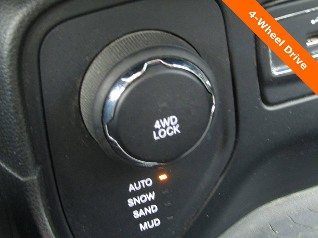 Used 2017 Jeep Renegade Latitude w/ Cold Weather Group image 14