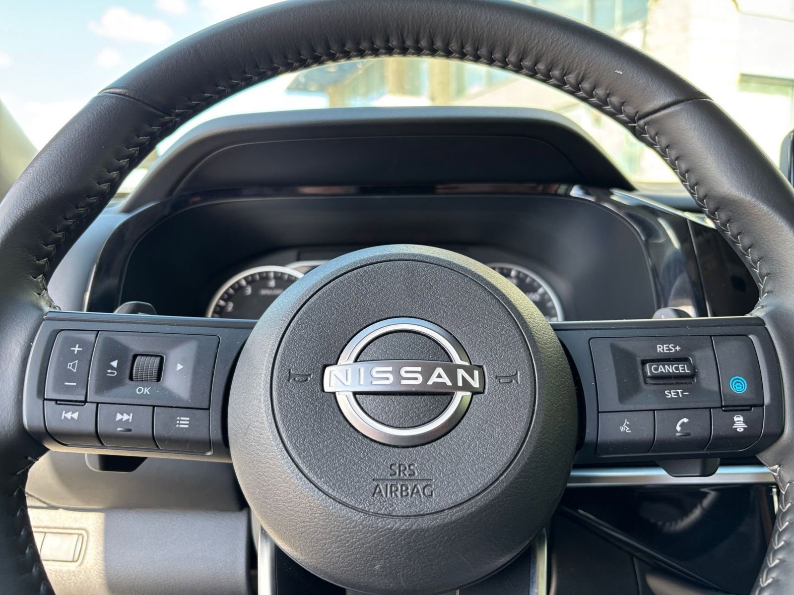 Used 2025 Nissan Pathfinder SV image 30