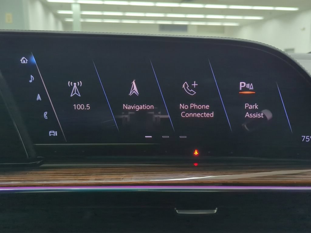 Used 2022 Cadillac Escalade Luxury w/ LPO, Floor Liner Package AWD/4WD image 26