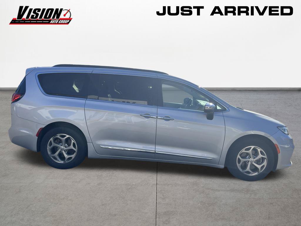 Used 2023 Chrysler Pacifica Limited FWD image 6