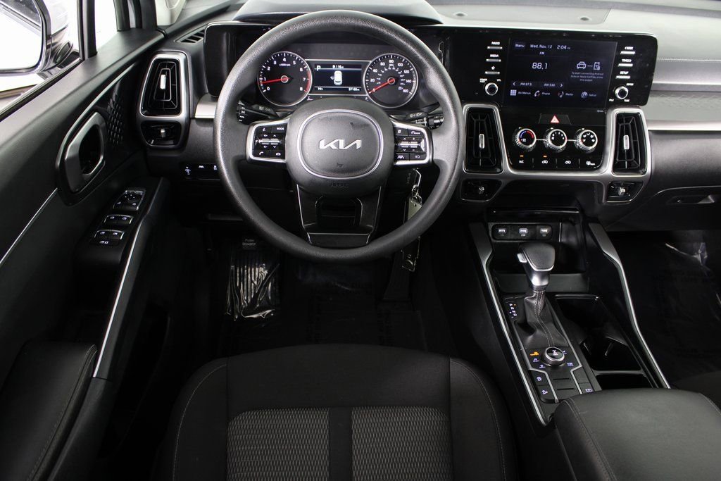 Used 2023 Kia Sorento LX image 4
