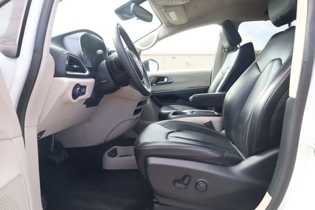 Used 2023 Chrysler Pacifica Touring-L image 12