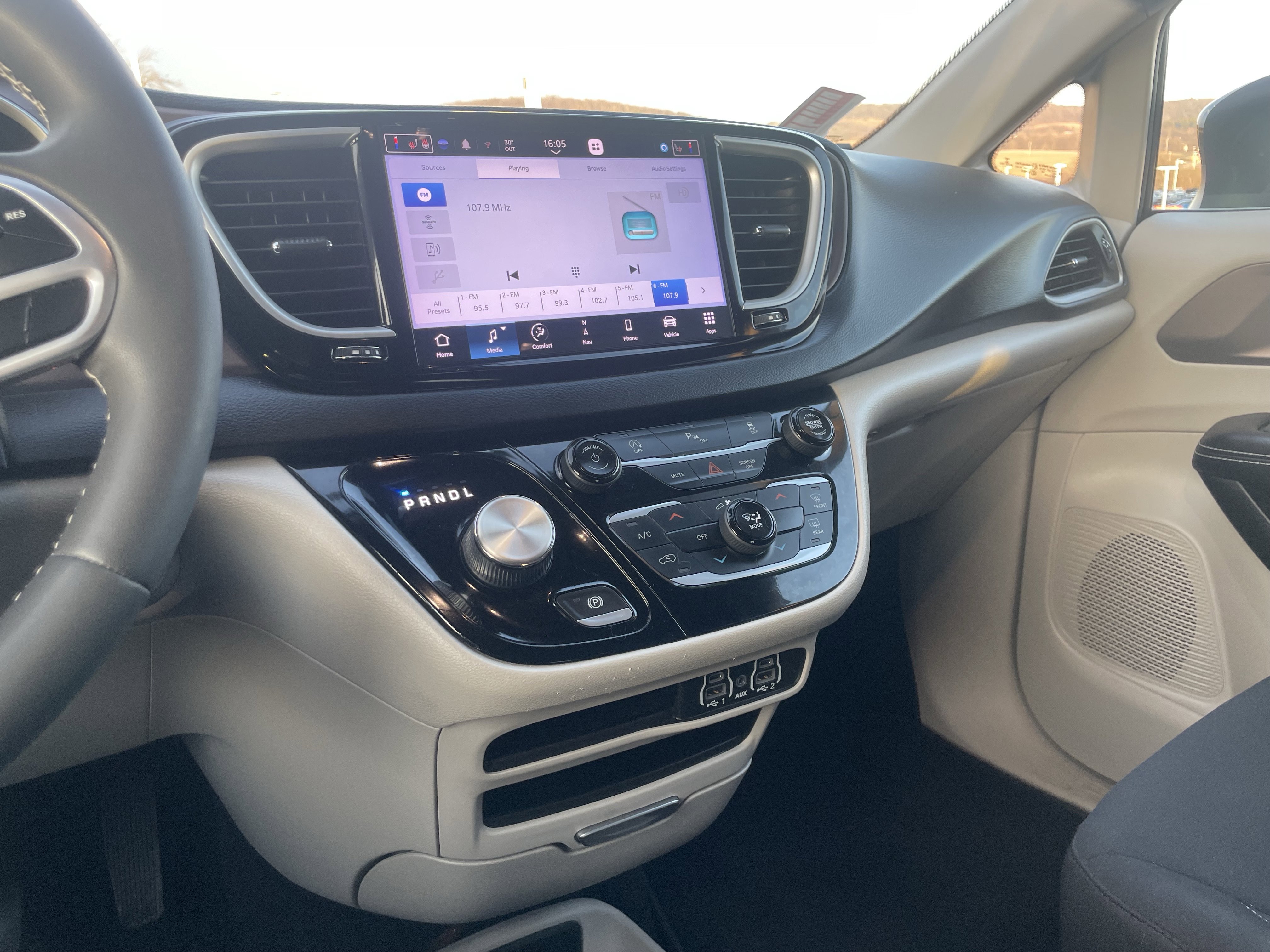 Used 2022 Chrysler Voyager LX image 23