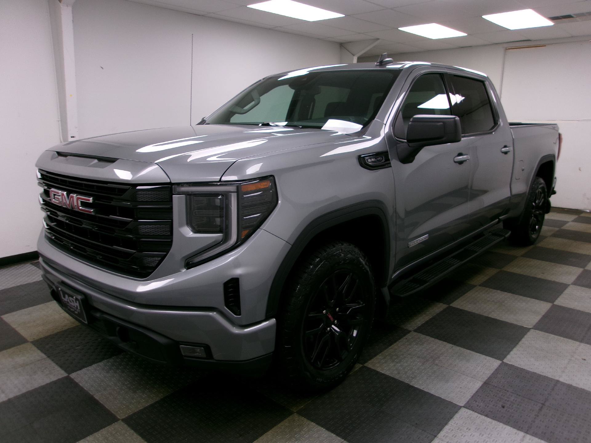 Used 2024 GMC Sierra 1500 Elevation AWD/4WD image 1