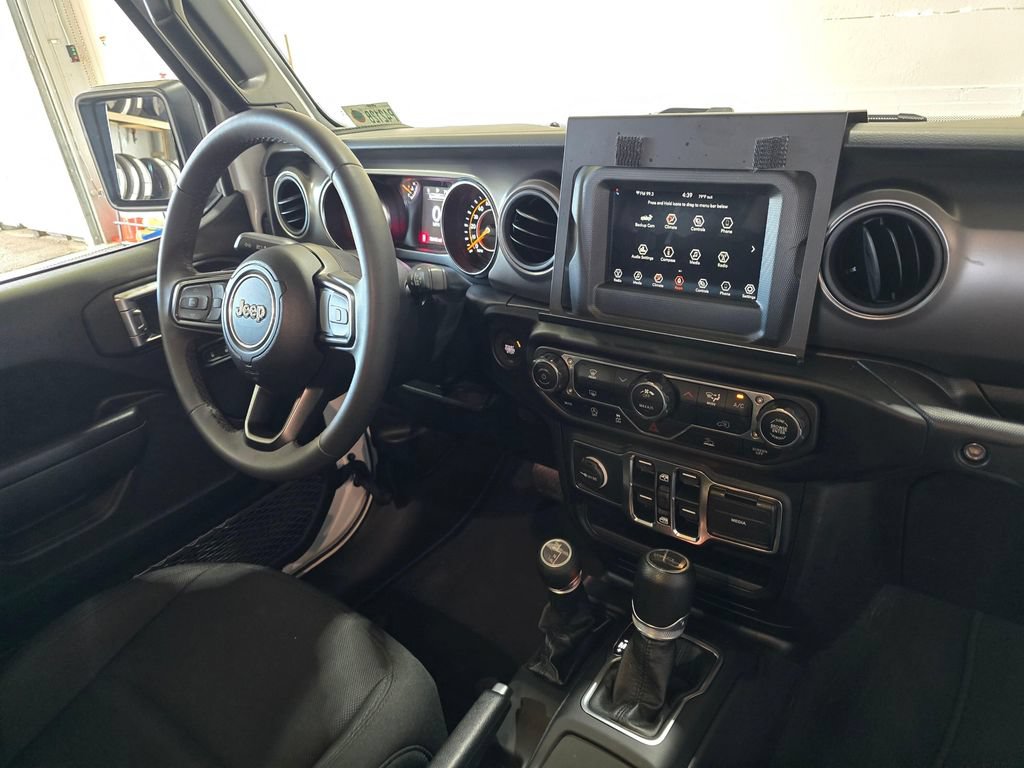 Used 2023 Jeep Gladiator Sport AWD/4WD image 31