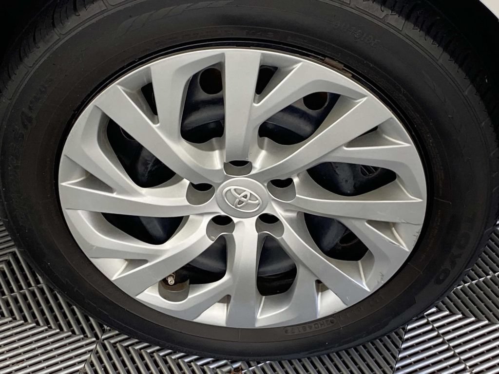 Used 2018 Toyota Corolla LE FWD image 26