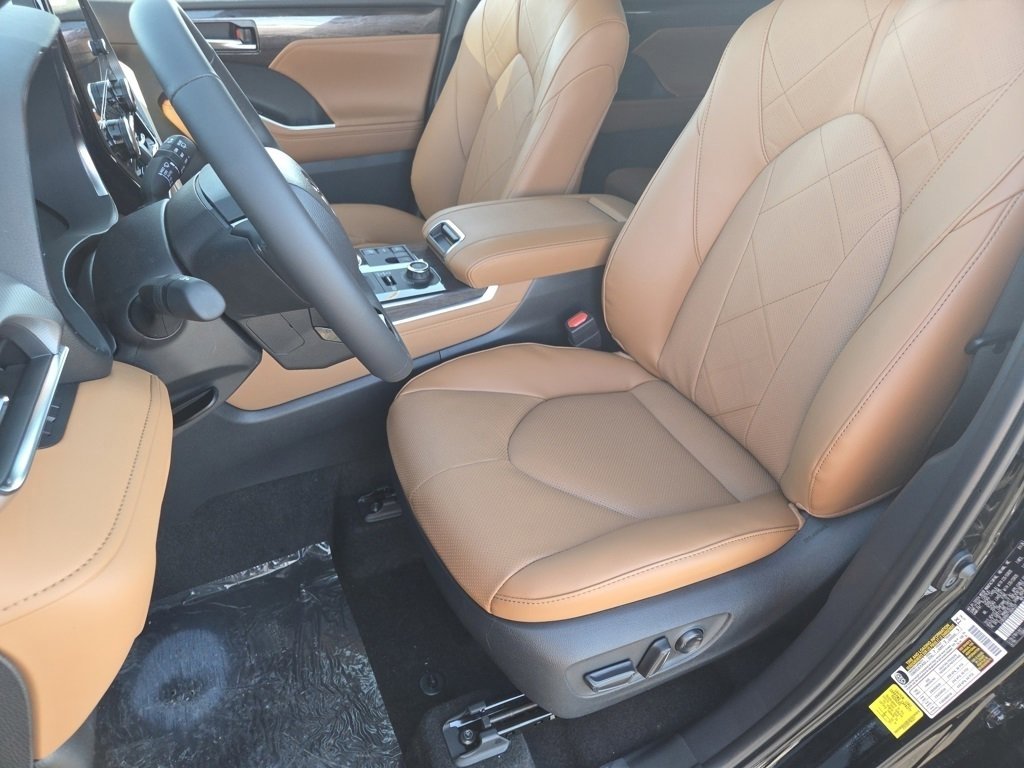 New 2026 Toyota Highlander Platinum image 5