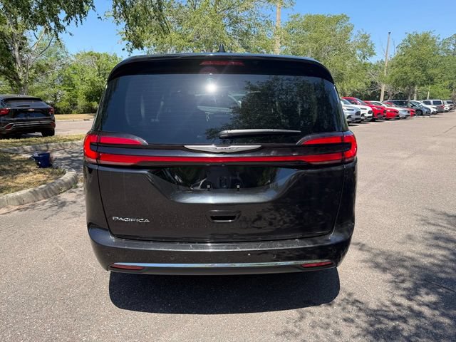 Used 2023 Chrysler Pacifica Touring-L FWD image 5