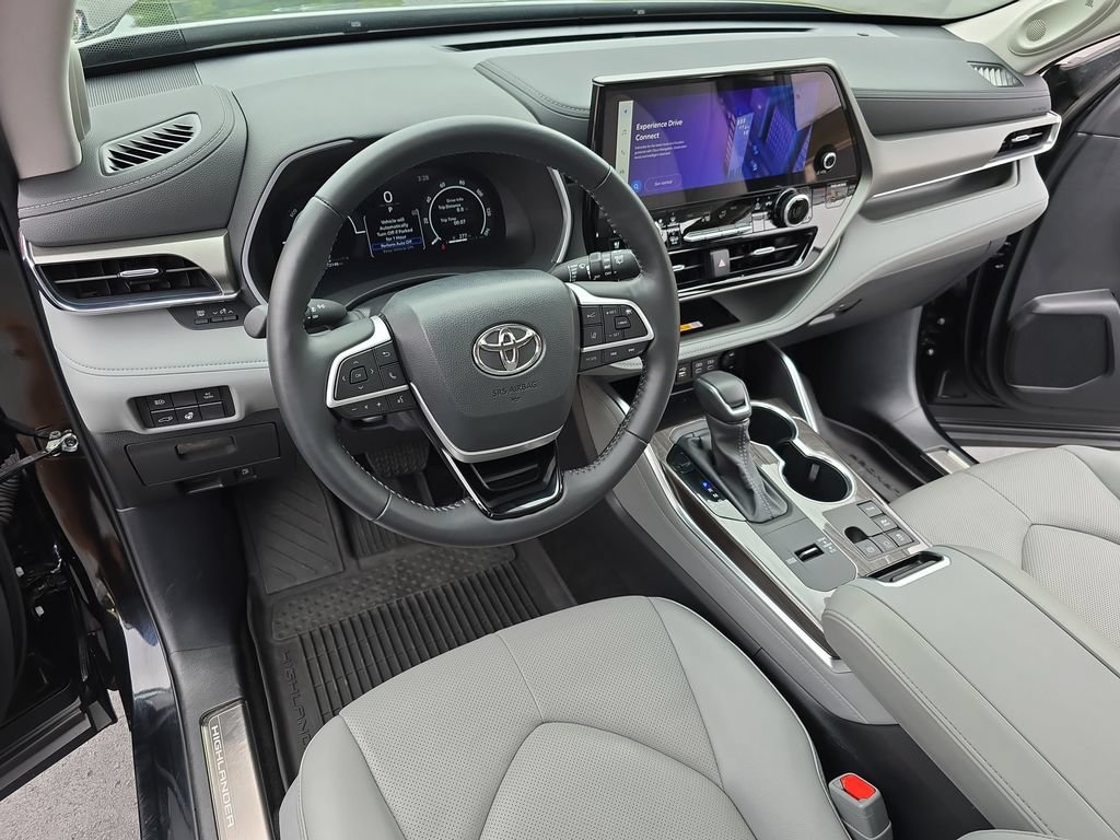 Certified 2025 Toyota Highlander Limited AWD/4WD image 21