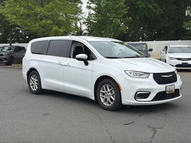 Used 2023 Chrysler Pacifica Touring-L FWD image 6