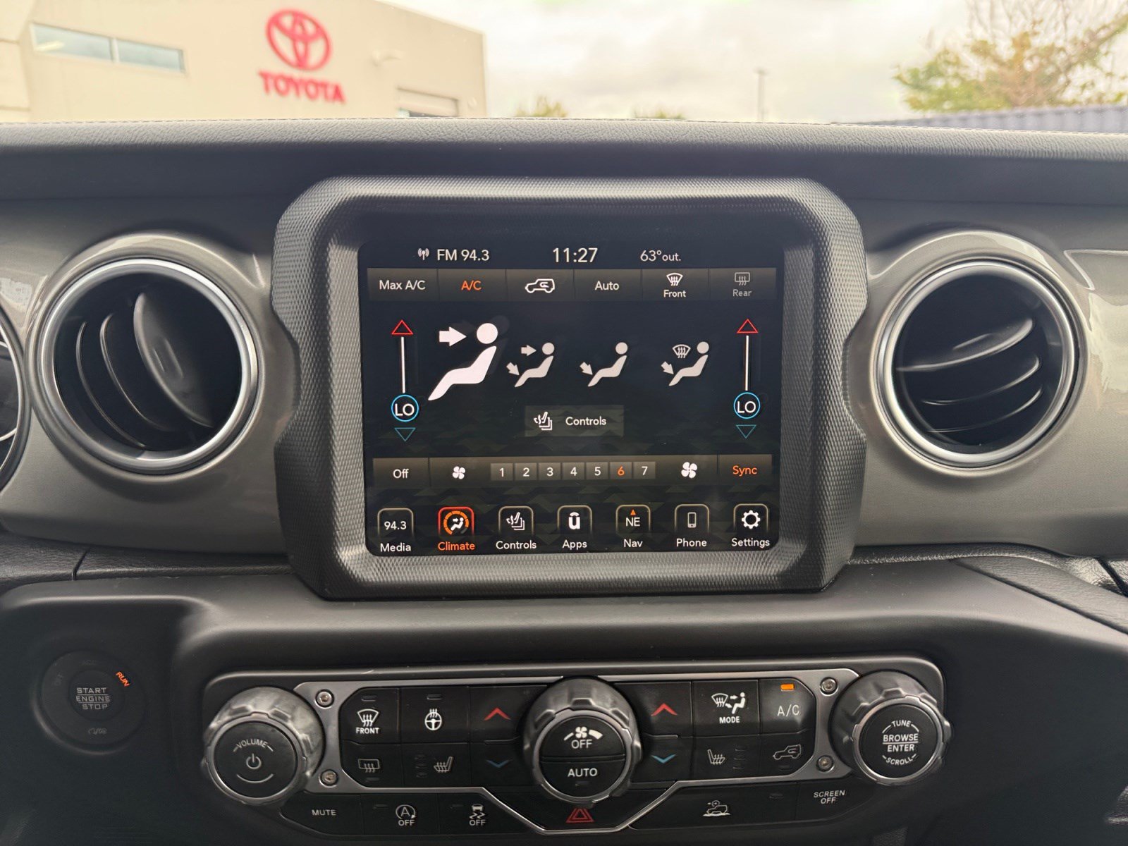 Used 2022 Jeep Wrangler Unlimited Sahara w/ Cold Weather Group AWD/4WD image 22