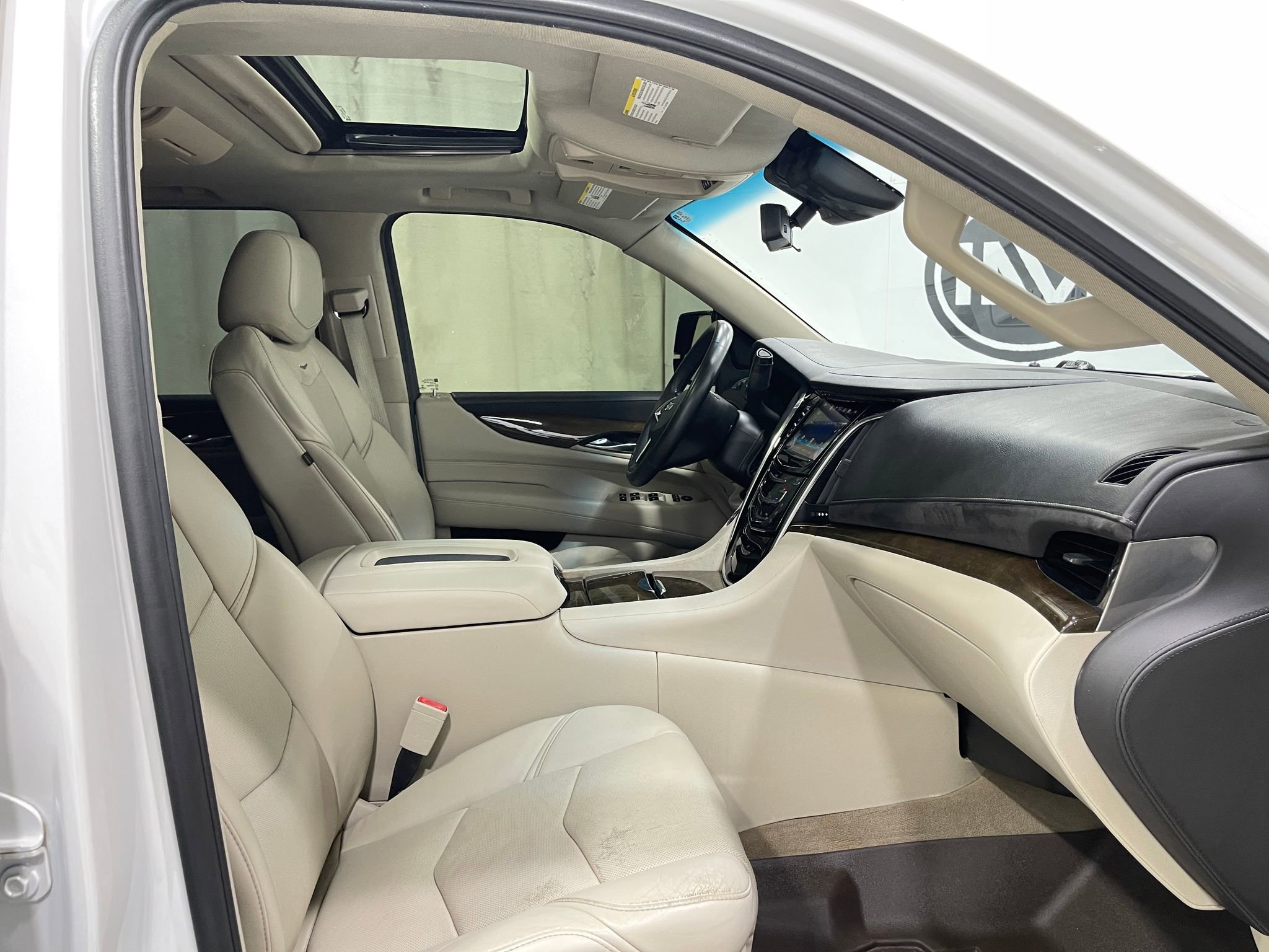 Used 2018 Cadillac Escalade ESV Premium Luxury AWD/4WD image 34