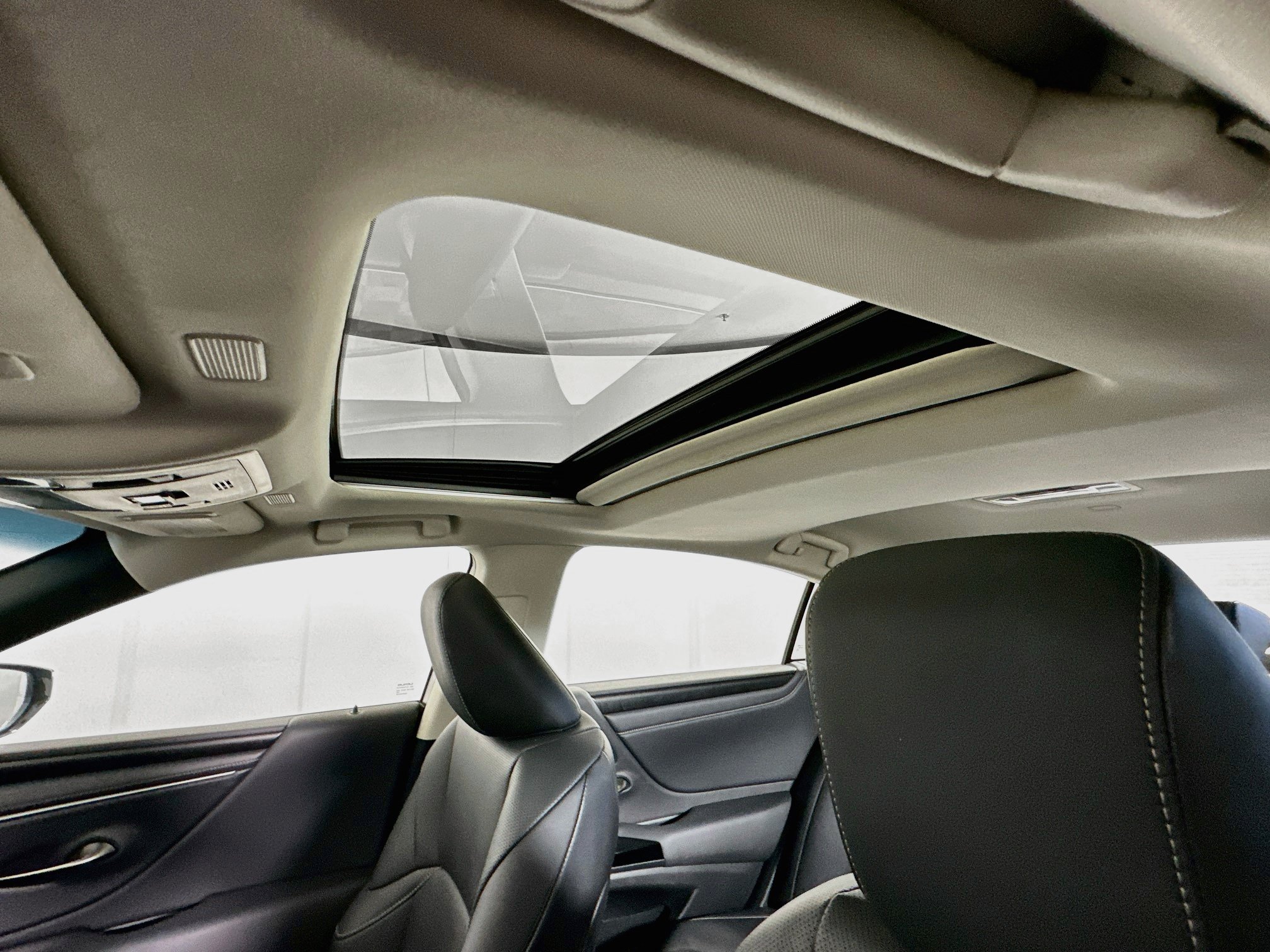 Used 2024 Lexus ES 300h w/ Premium Package FWD image 25