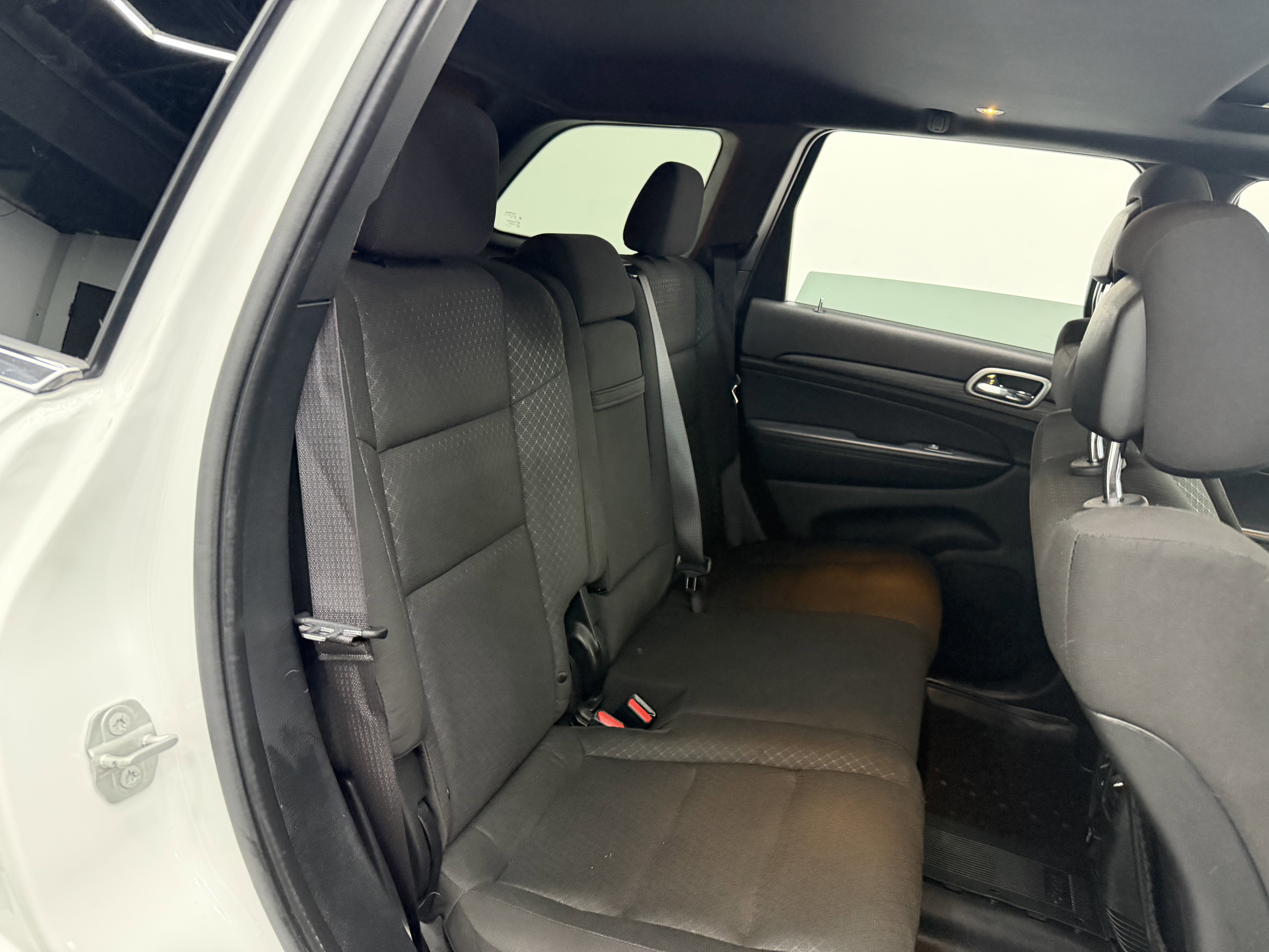 Used 2021 Jeep Grand Cherokee Laredo image 25