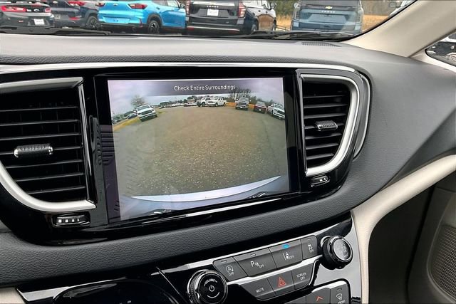 Used 2023 Chrysler Pacifica Touring-L image 14