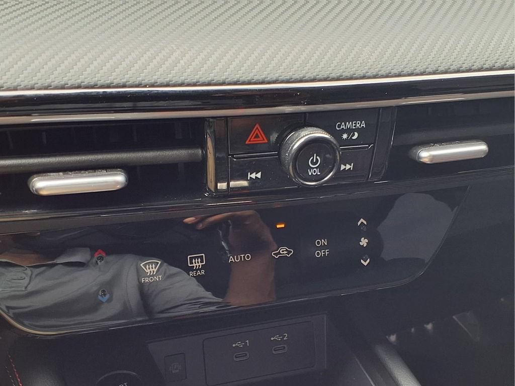Used 2025 Nissan Kicks SR FWD image 12