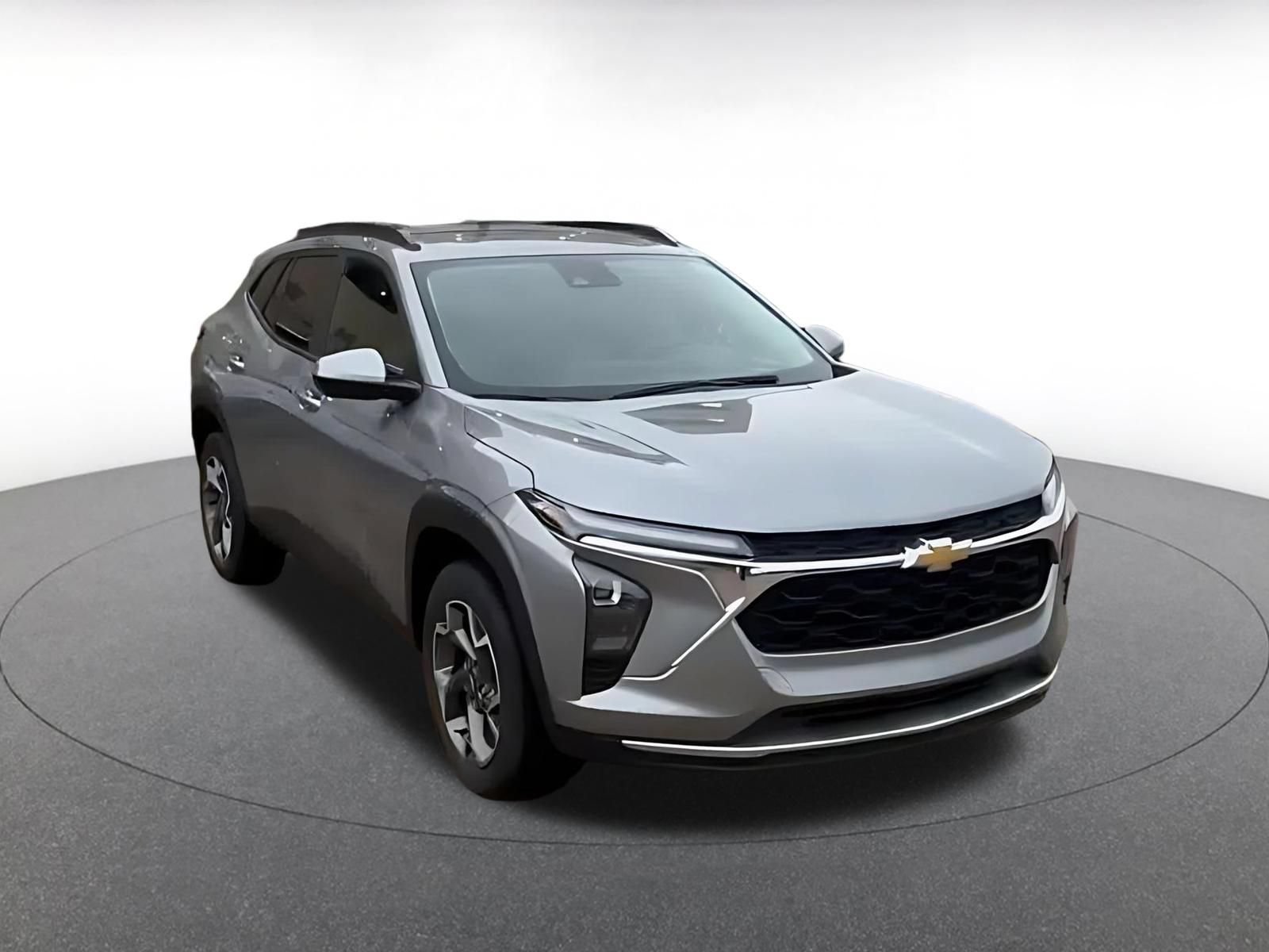 Used 2025 Chevrolet Trax LT FWD image 3