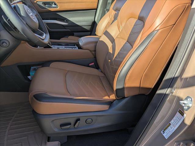 Used 2024 Nissan Pathfinder Platinum image 13