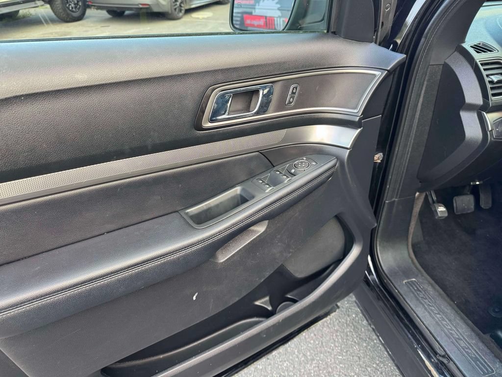 Used 2018 Ford Explorer XLT AWD/4WD image 17