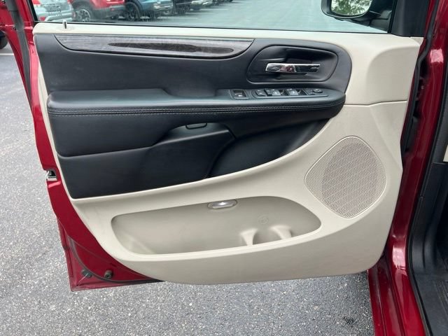 Used 2016 Dodge Grand Caravan SXT FWD image 21