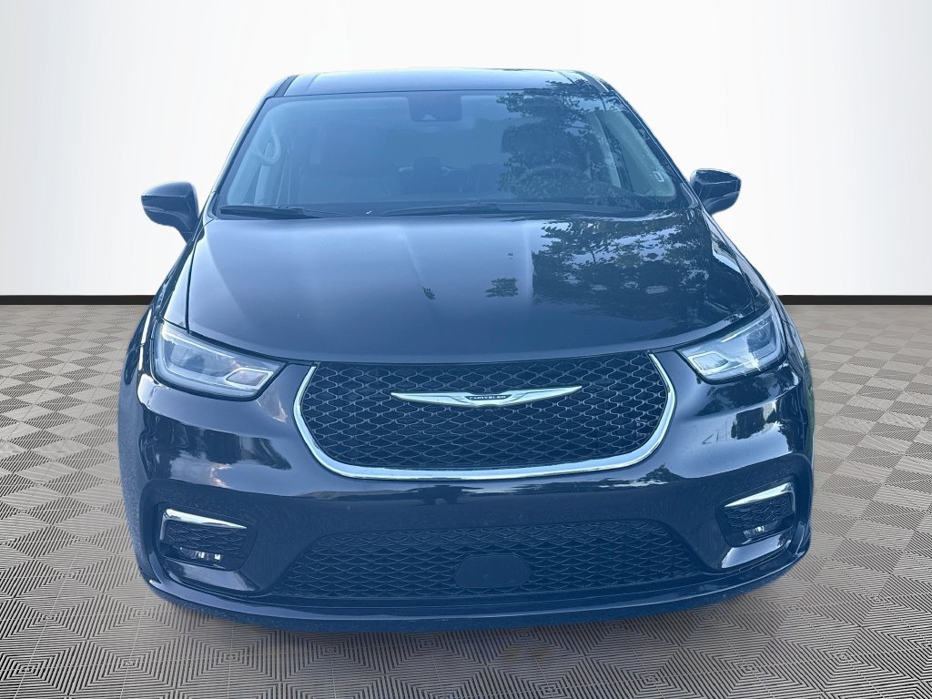 Used 2023 Chrysler Pacifica Touring-L FWD image 2