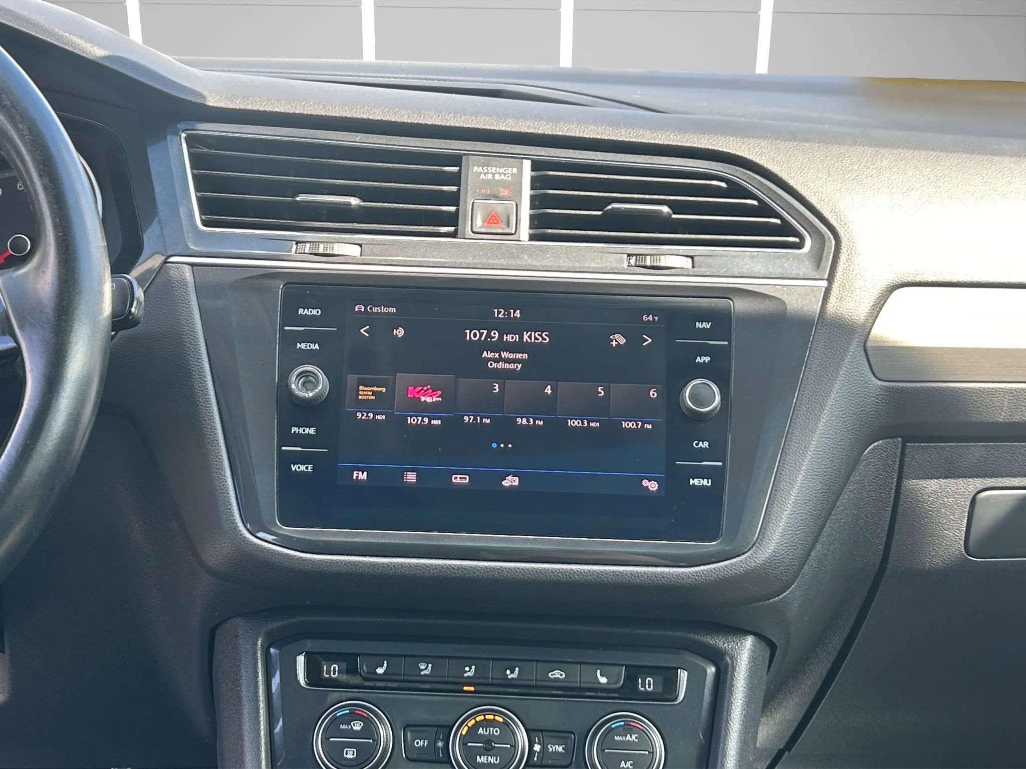 Used 2018 Volkswagen Tiguan SE AWD/4WD image 23