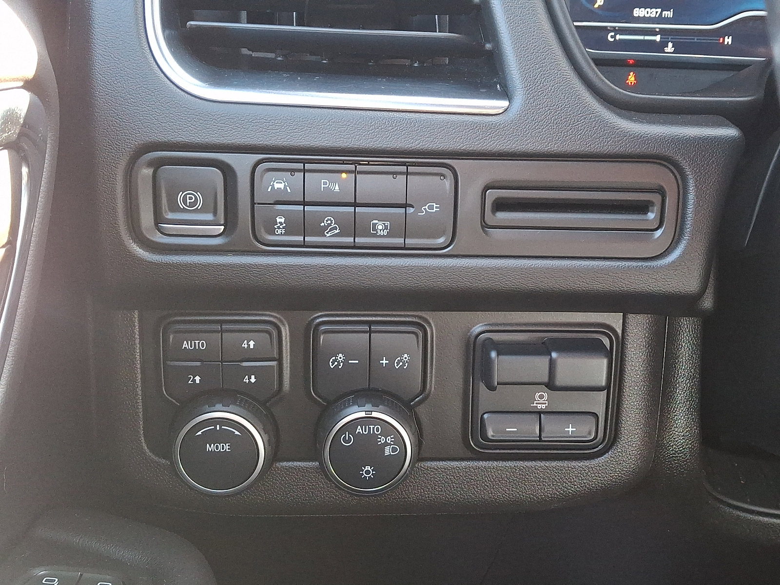 Used 2022 Chevrolet Suburban Z71 w/ Luxury Package image 25