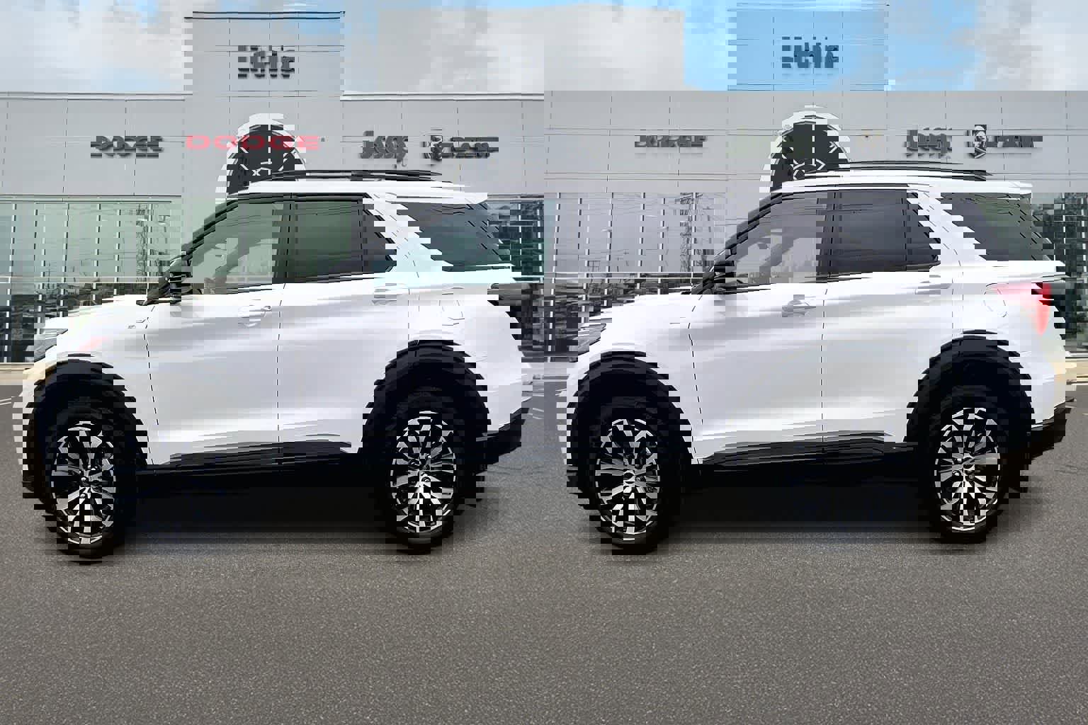 Used 2025 Ford Explorer ST-Line image 3