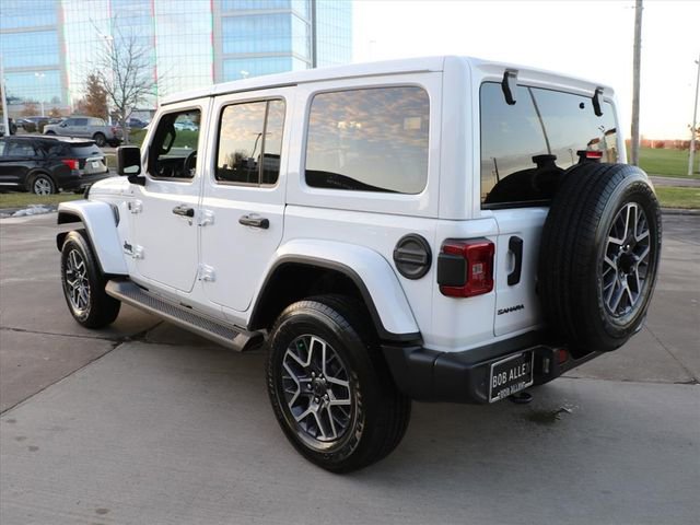 Used 2025 Jeep Wrangler Sahara image 4