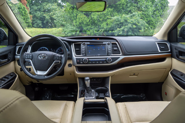 Used 2019 Toyota Highlander Limited FWD image 10