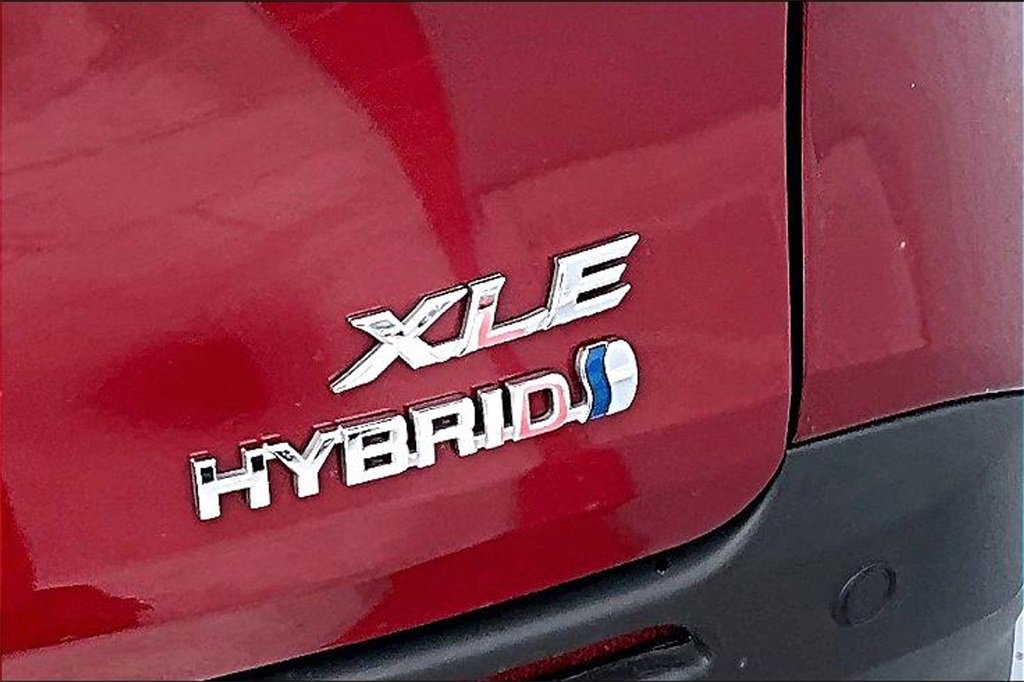 Certified 2024 Toyota Sienna XLE image 24