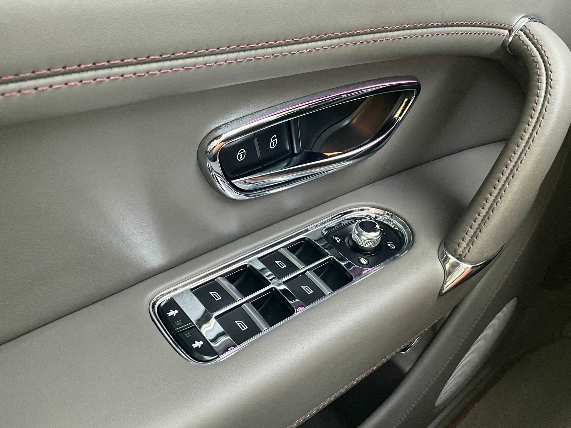 Used 2019 Bentley Bentayga AWD/4WD image 29
