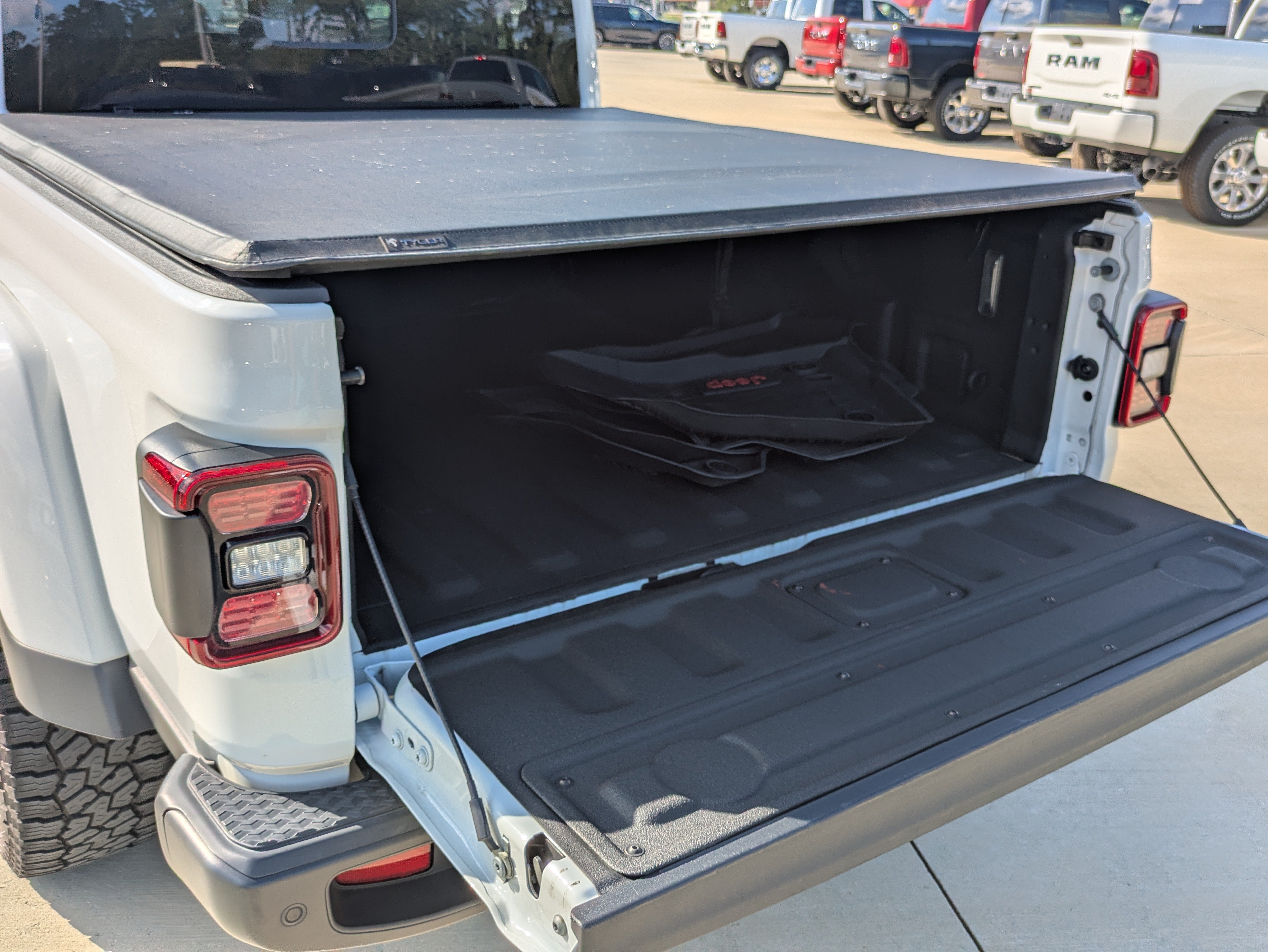 Used 2023 Jeep Gladiator Mojave w/ LED Lighting Group AWD/4WD image 4