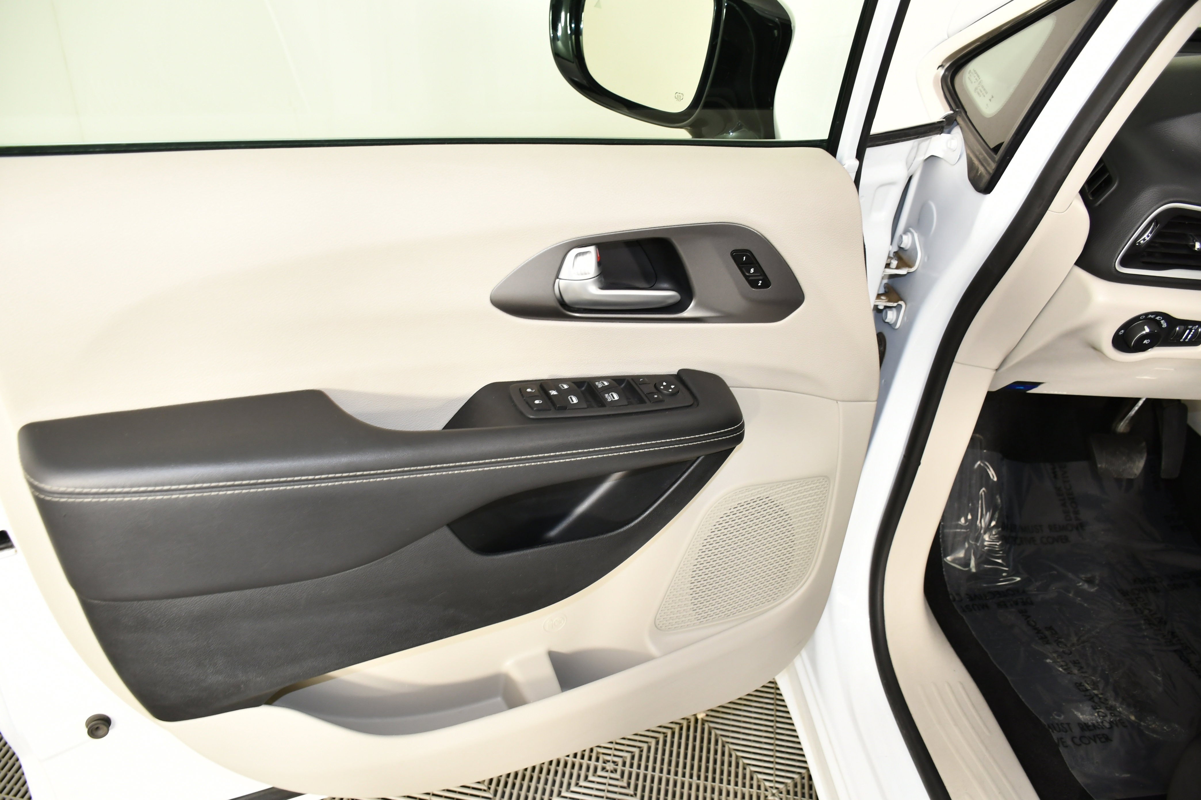 Used 2024 Chrysler Pacifica Touring-L image 36