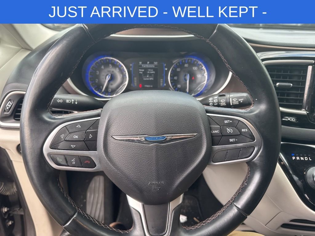 Used 2017 Chrysler Pacifica Touring-L w/ Tire & Wheel Group FWD image 9