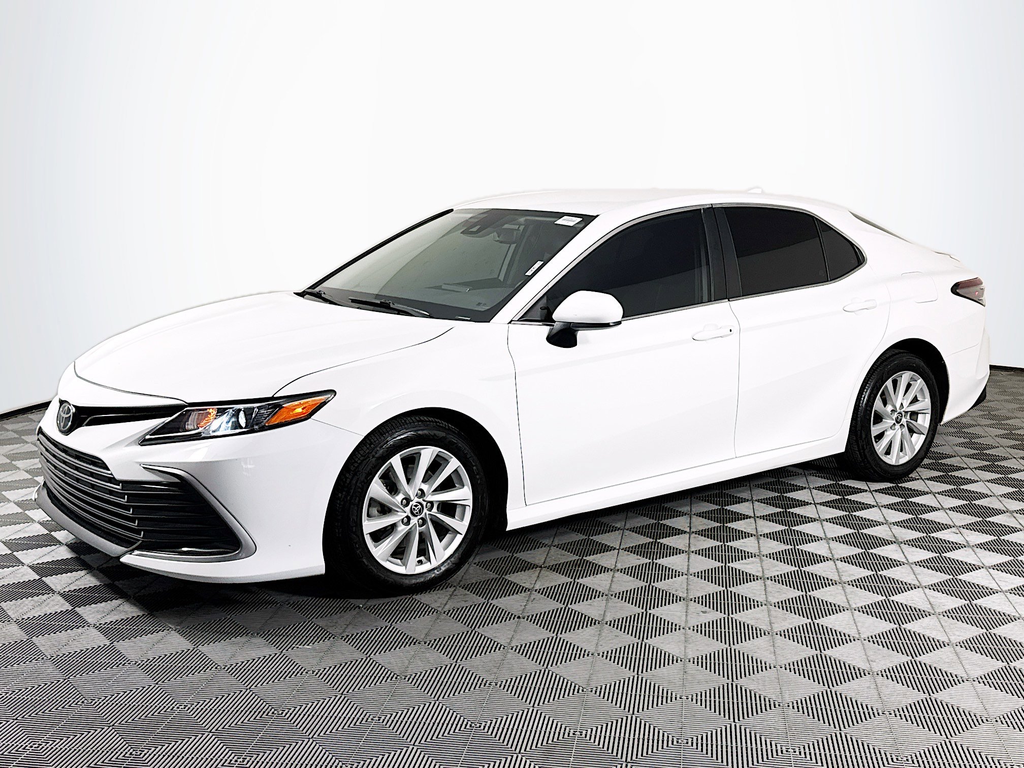 Used 2022 Toyota Camry LE FWD image 4