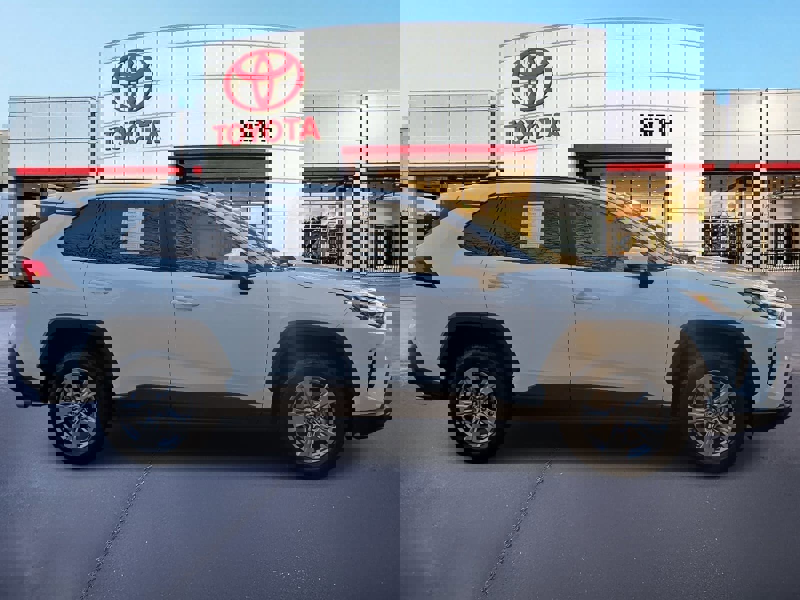 Used 2023 Toyota RAV4 XLE w/ Convenience Package image 4