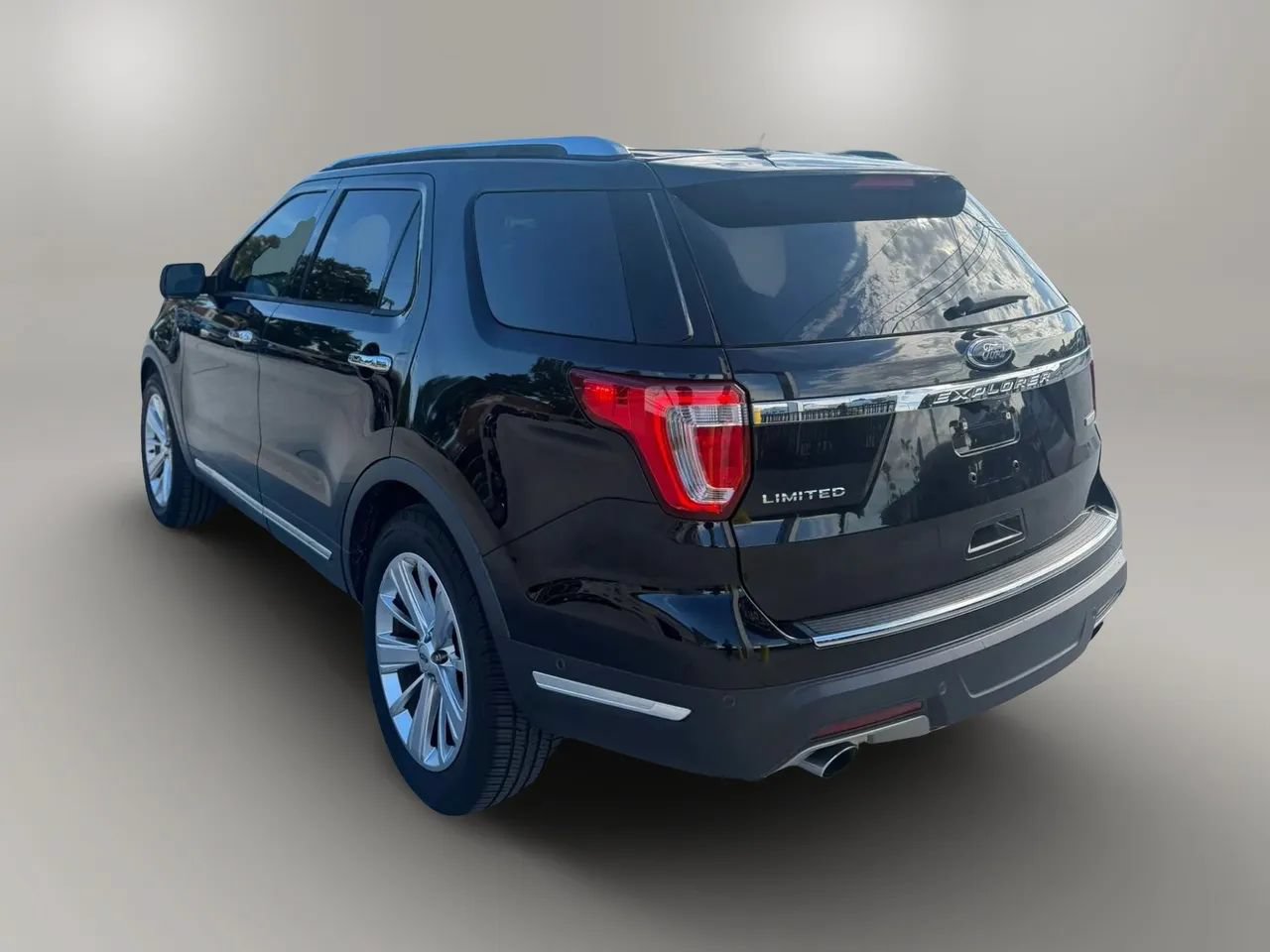 Used 2019 Ford Explorer Limited w/ Ford Safe & Smart Package FWD image 5