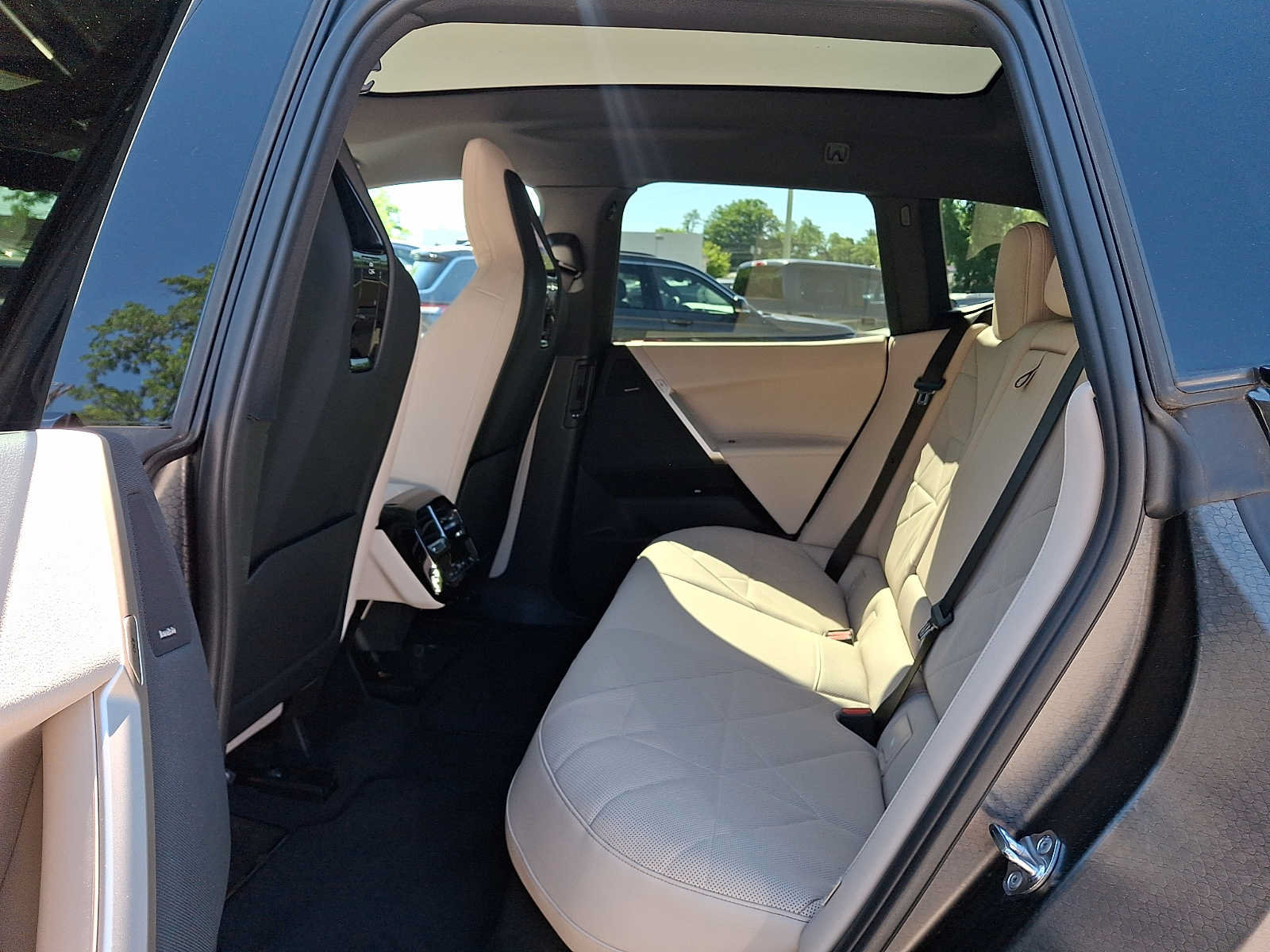 Certified 2024 BMW iX xDrive50 w/ Sport Package AWD/4WD image 10