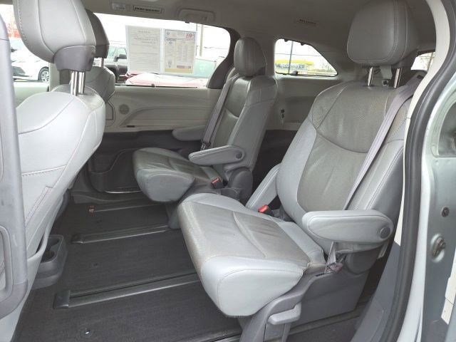 Used 2021 Toyota Sienna Limited image 12
