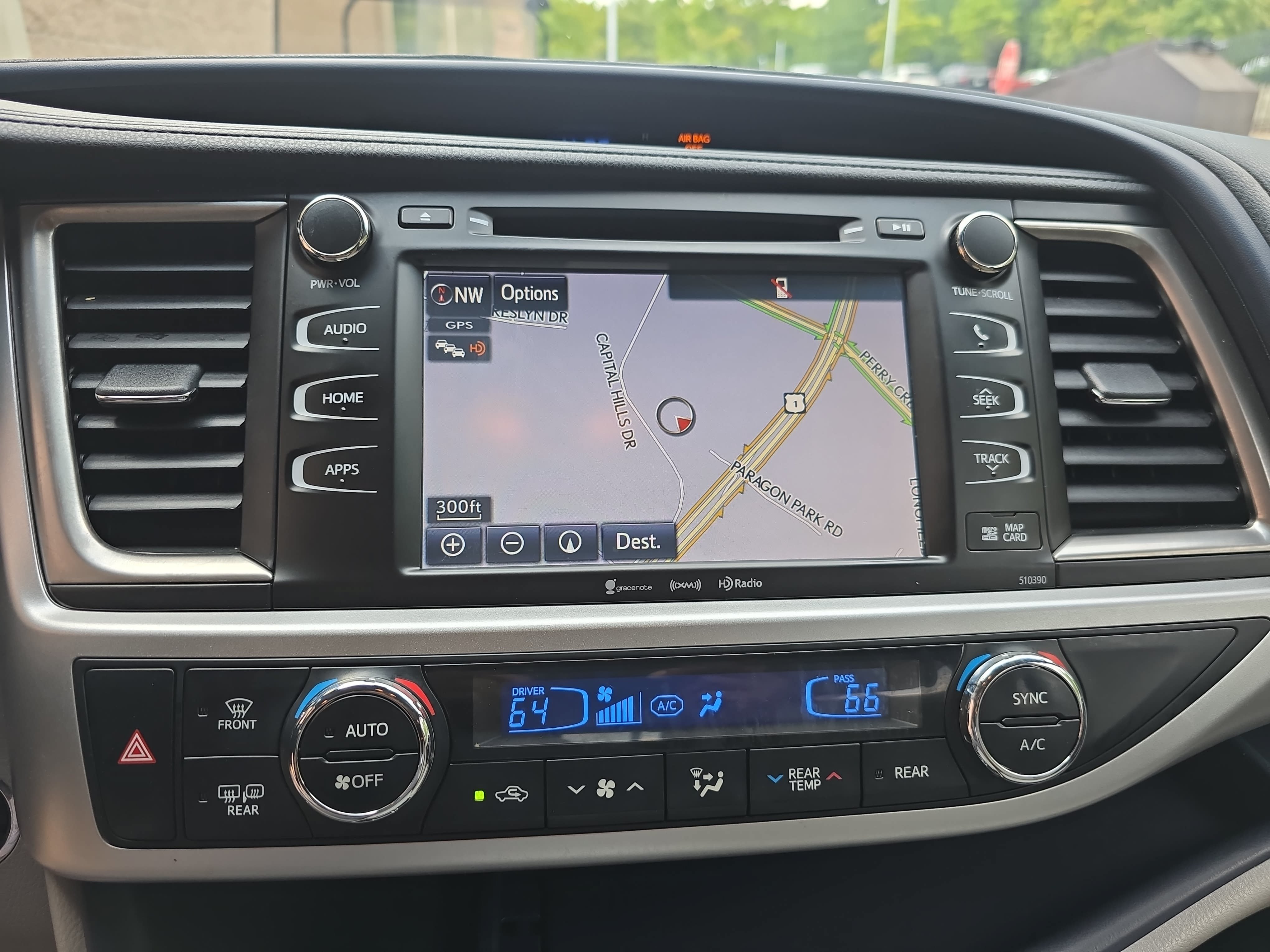 Used 2019 Toyota Highlander XLE AWD/4WD image 23