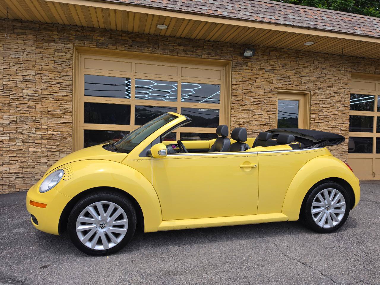 Used 2008 Volkswagen Beetle SE FWD image 2