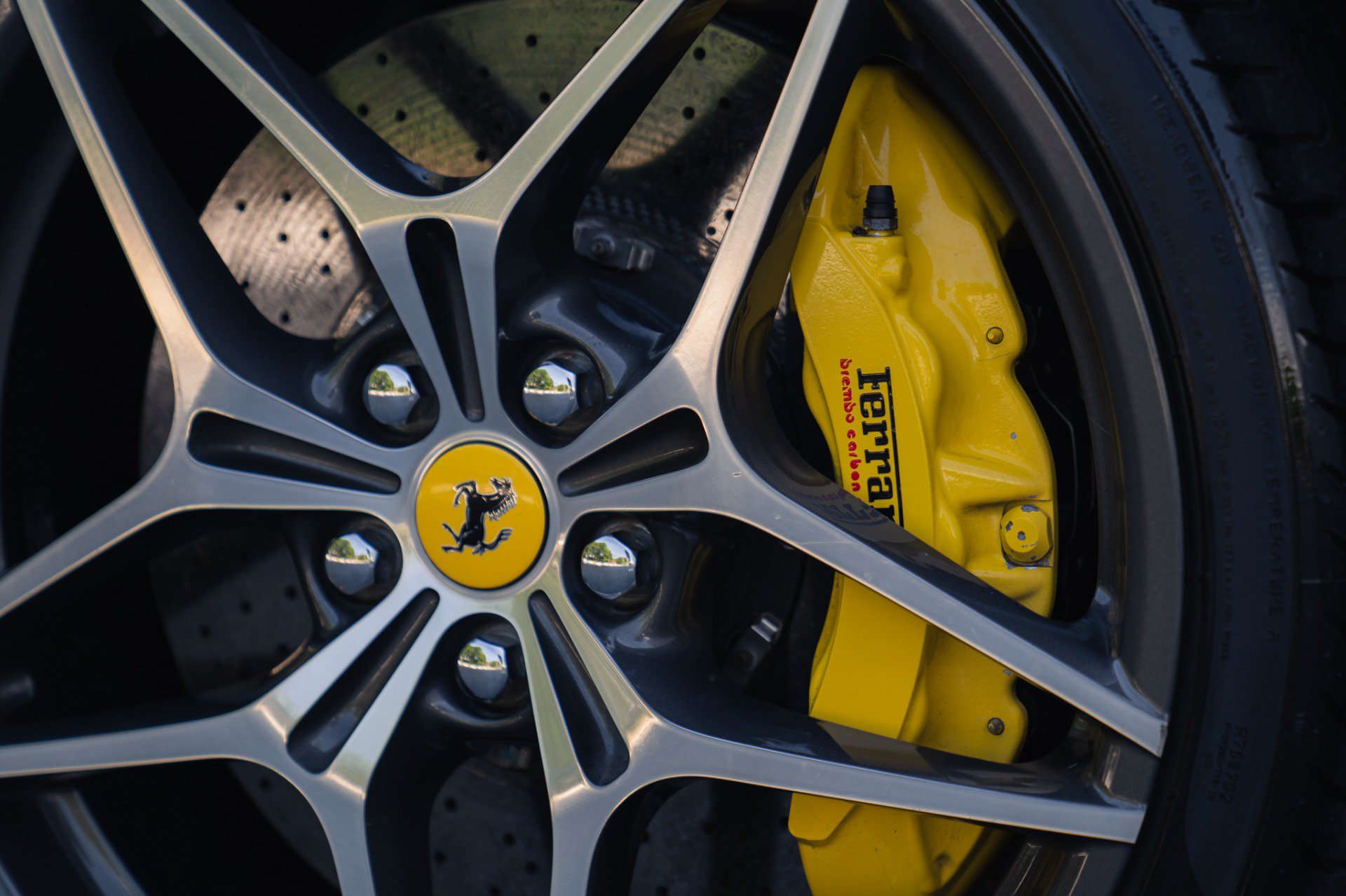 Used 2017 Ferrari California T RWD image 19