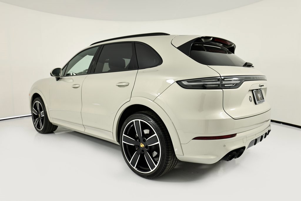 Used 2023 Porsche Cayenne image 3