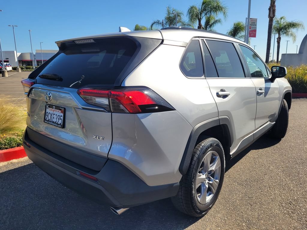 Used 2022 Toyota RAV4 XLE w/ Convenience Package FWD image 4